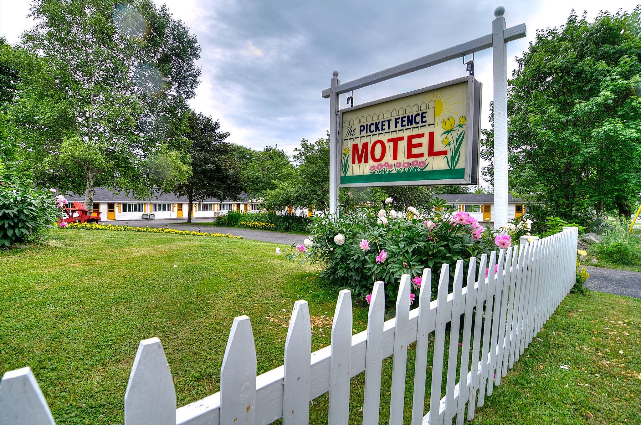 Picket Fence Motel logo